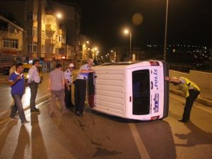 Polis otosu devrildi: 1 polis yaralı