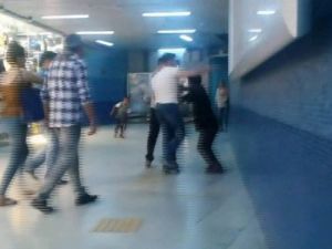 Metroda Suriyeli çocuğa dayak