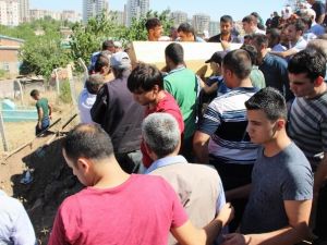 Teröristlerin katlettiği doktora Kürtçe ağıtlarla veda
