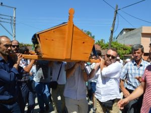 Ünlü oyuncu annesini son yolculuğuna uğurladı