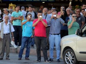 Şüpheli paketi gören telefonuna sarıldı