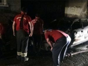 Park halindeki otomobili benzin döküp yaktılar!