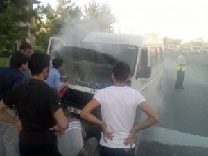 Minibüs alev aldı: İşçiler ölümden döndü