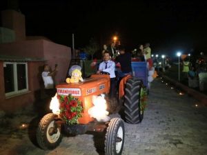 Traktör gelin arabası oldu