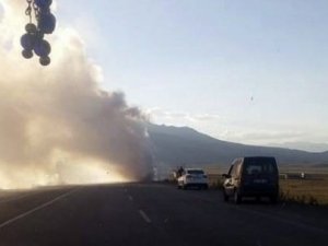 Teröristler askere ekmek götüren aracı yaktı