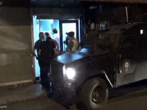 Girdikleri kahvehaneyi hem taradılar, hem de bombaladılar!