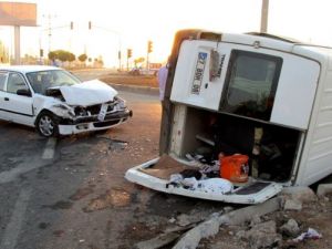Tarım işçilerini taşıyan minibüs kaza yaptı: 10 yaralı