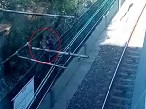 Metro raylarında tehlikeli anlar