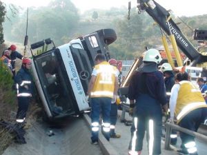 Çöp kamyonu su kanalına devrildi: 1 ölü, 1 yaralı