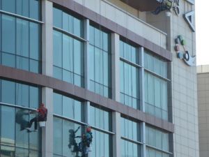 Metrelerce yüksekte temizlik yaptılar