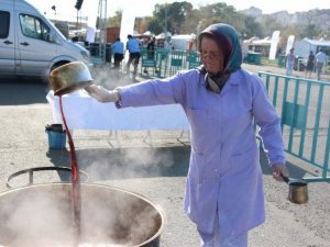 Kazanlarda Kaynatılan Üzüm Pekmezi Vatandaşa İkram Edildi
