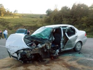 Minibüs ile otomobil çarpıştı: 1 ölü, 2 yaralı