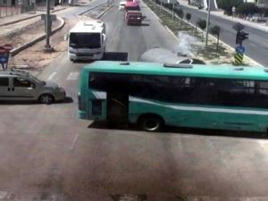 Kırmızı ışıkta geçen su tankeri otobüsü böyle biçti