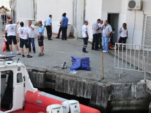 Kardeşi ile yürürken denize atlayıp intihar etti