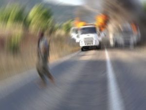 PKK yol kesti 4 aracı ateşe verdi