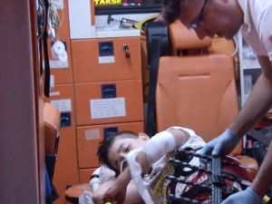 Bacağında korkulukla hastaneye götürüldü