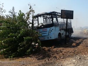 Seyir halindeki dolmuş alev alev yandı
