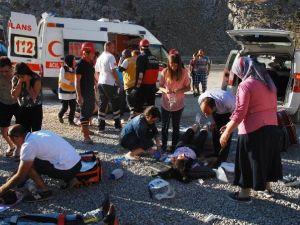 Park halindeki kamyona çarptı: 2 ölü, 4 yaralı