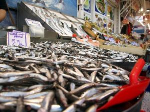 Pazarda hamsi bereketi