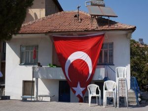 Bayrağı geri alınan şehidin evine yeniden bayrak asıldı