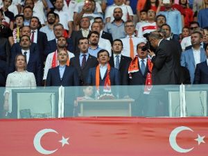 Davutoğlu Millileri yalnız bırakmadı