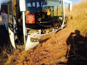 Yolcu midibüsü tepeye çarptı: 12 yaralı
