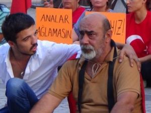 Şehitler için gözü yaşlı protesto