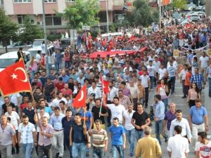 Türkiye şehitleri için ayakta