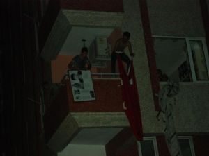 HDP binasına Türk bayrağı asıldı