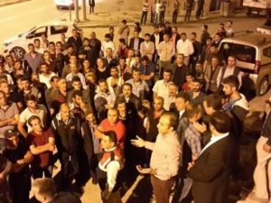 Terörü protesto eden grup yolu trafiğe kapatmak istedi