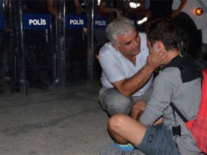 Barikatın önünde ağlayan genci polis sarılarak teselli etti