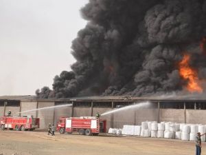 Korkutan yangın şehir girişini trafiğe kapattı