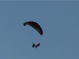 Şehitler için Türk bayrağı dalgalandırdılar