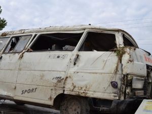 Servis minibüsü  şarampole yuvarlandı: 1 ölü, 7 yaralı