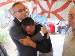 Şehidin babası emniyet müdürüne sarılarak ağladı
