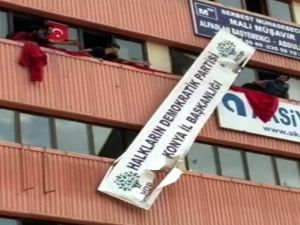HDP İl Başkanlığı tabelası söküldü