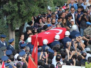 Acılı anne oğlunun tabutuna omuz verdi