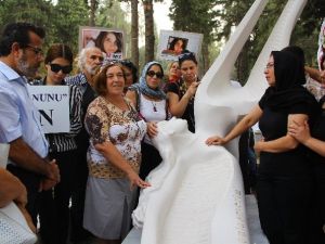 Özgecan’ın mezarına melek heykeli