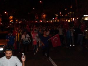 Taraftarlar terör protestosunda bir araya geldi