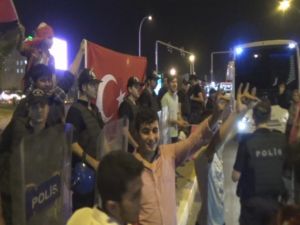 Eylemcilerin yoğun ilgisi polisi bunalttı