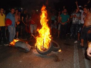 Yol kapatan grubu dağıtmak için polis havaya ateş açtı
