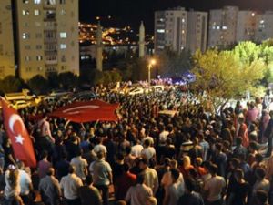 Binlerce vatandaş şehidin evine yürüdü