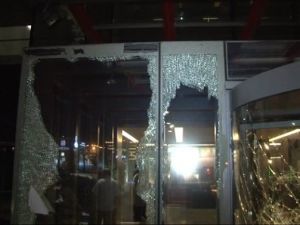 Eylemciler Hürriyet’in camlarını kırdı