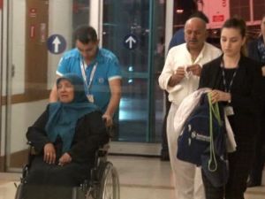 Şehidin annesi tekerlekli sandalyeyle döndü