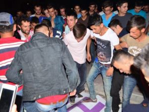 HDP levhasını yerlerde sürükleyip yaktılar