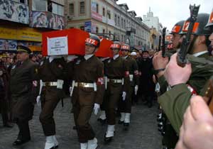 Şehit oğluna selam durdu