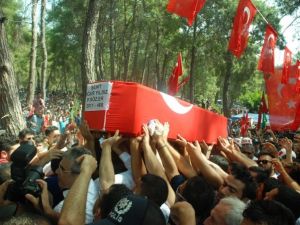 Şehit asker kardeşinin yanına defnedildi