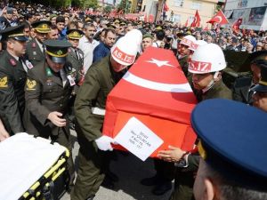 Şehidi onbinler uğurladı