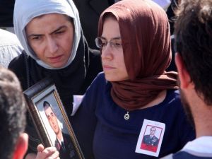 Eşinin fotoğrafını elinden bırakmadı