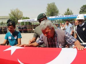 “Ağlamıyorum, oğlum şehit oldu diye seviniyorum”